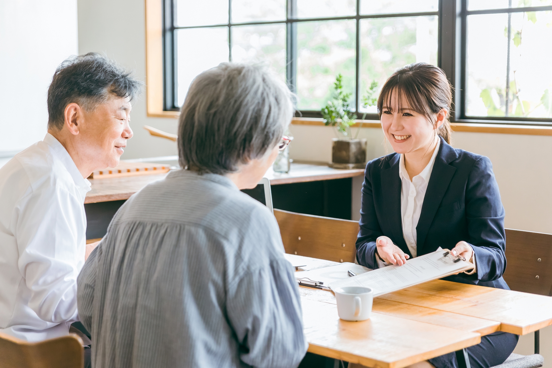 民泊の運営についてオーナーと相談する担当者