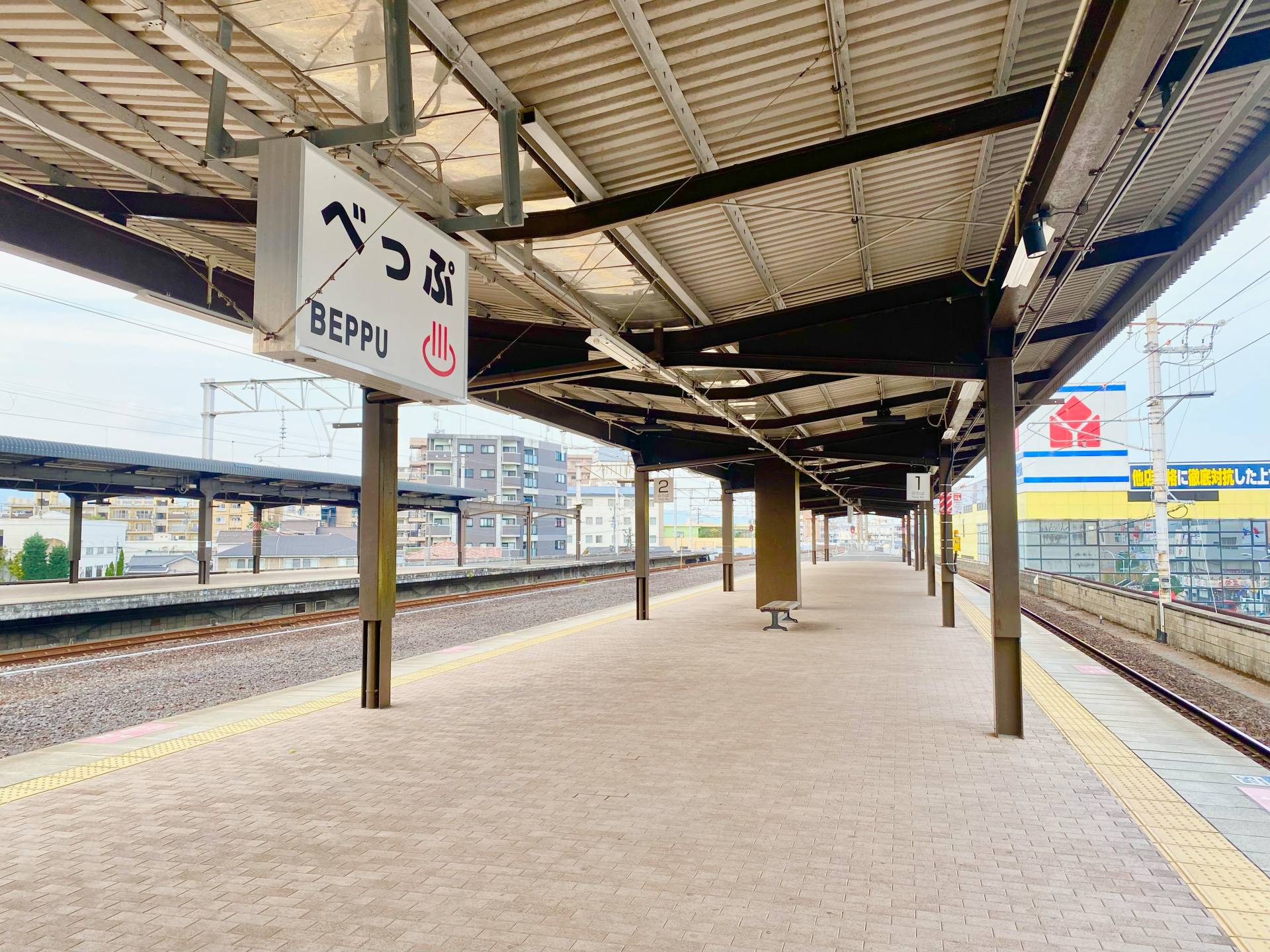 別府の温泉街と民泊運営のイメージ